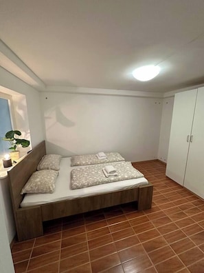 2 bedrooms, WiFi, bed sheets - Koper Central/Beach Apartment (Koper)