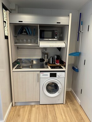 Fridge, microwave, stovetop, coffee/tea maker