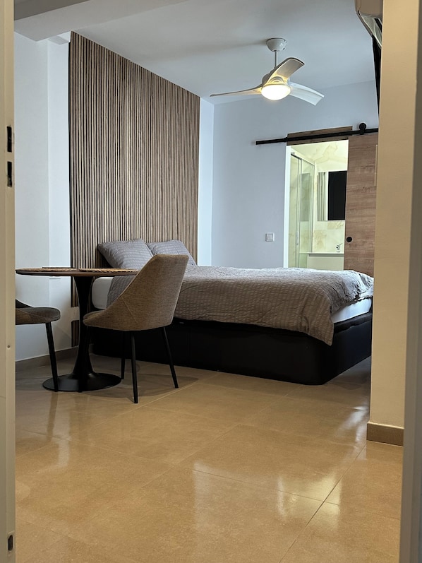 1 habitación, tabla de planchar con plancha, wifi y ropa de cama 