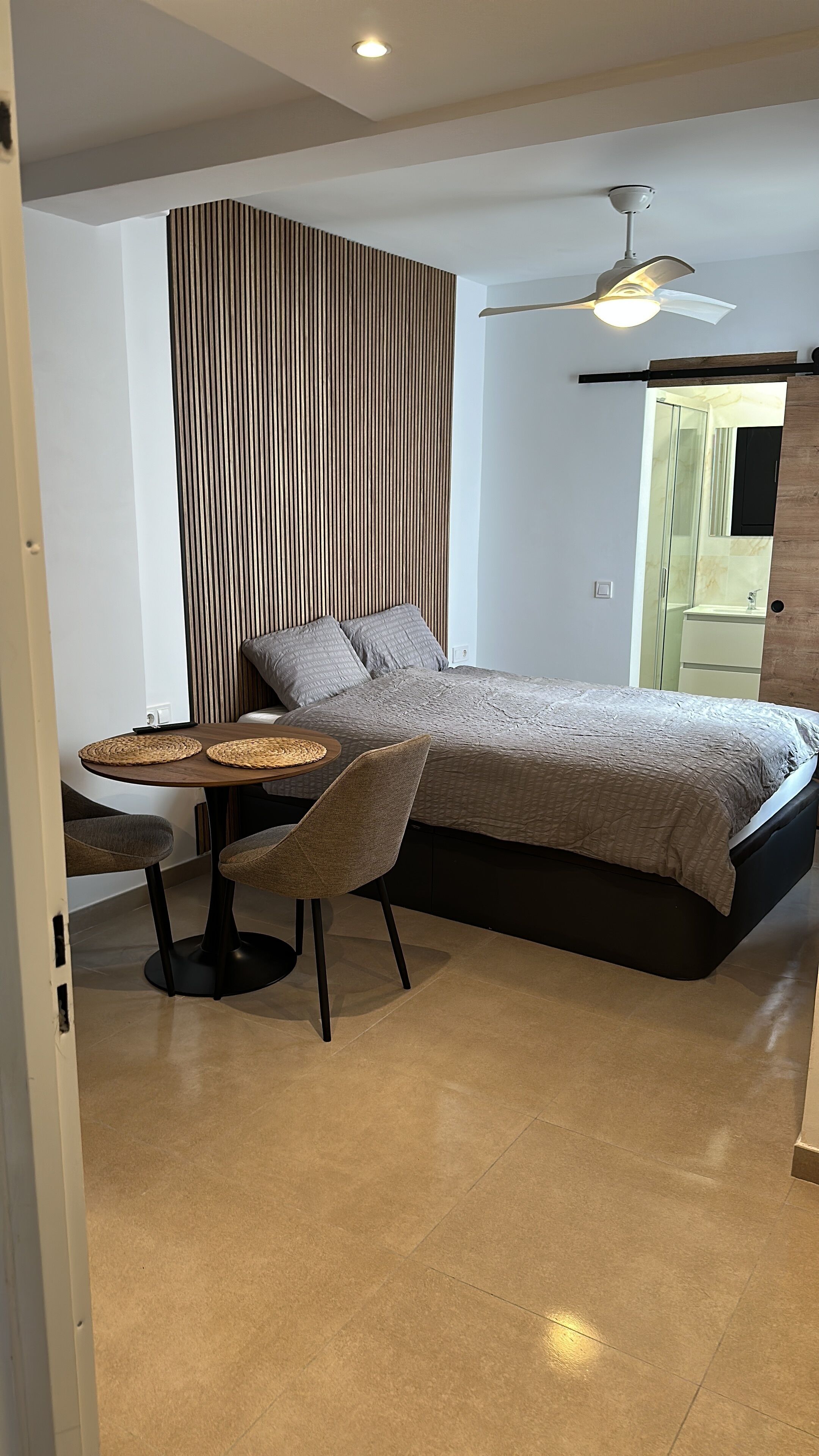 1 slaapkamer, een strijkplank/strijkijzer, wifi, beddengoed