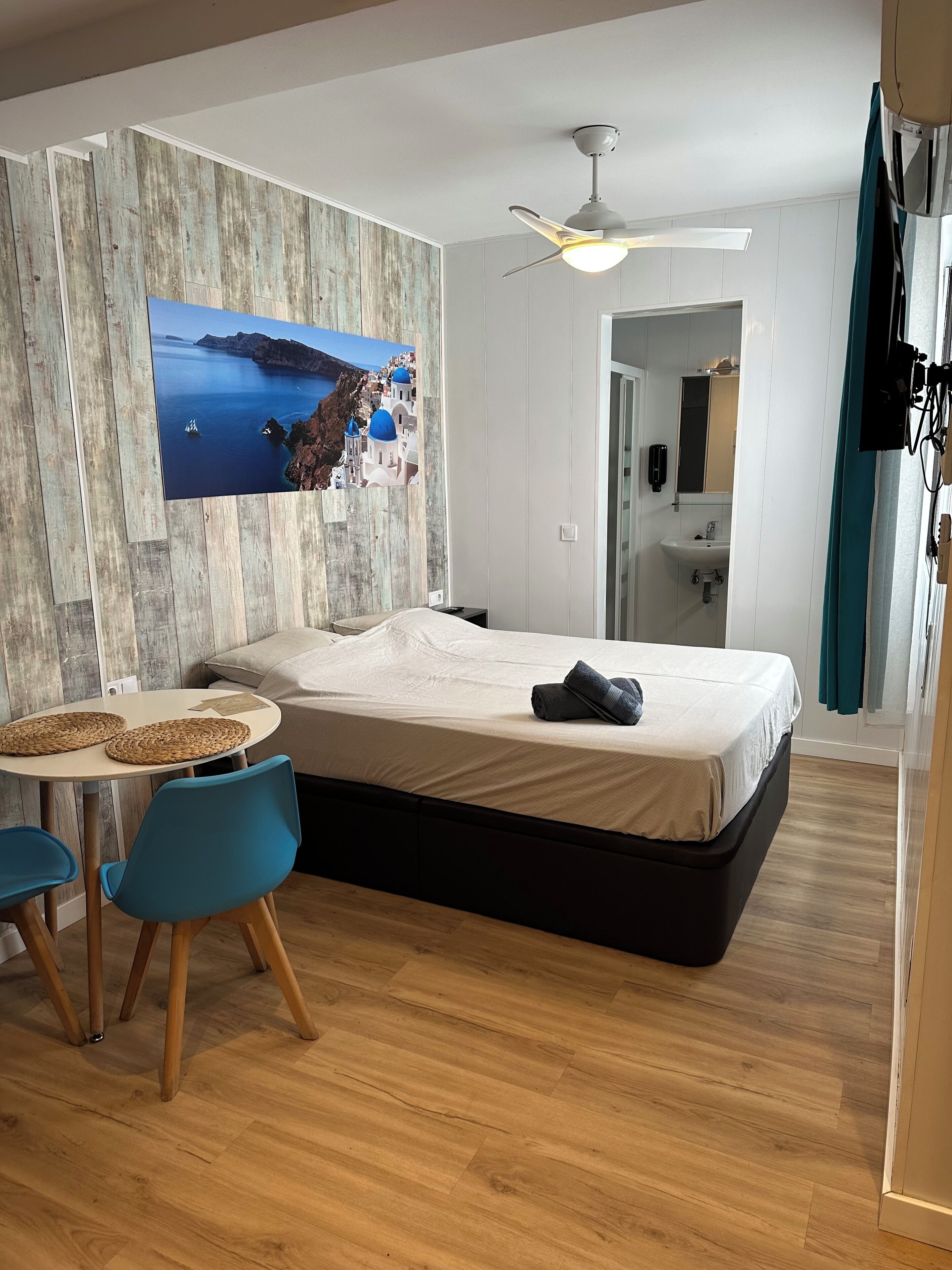 1 dormitorio, tabla de planchar con plancha, wifi y ropa de cama