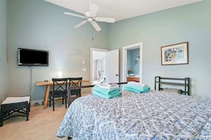 4 bedrooms, iron/ironing board, WiFi, bed sheets - Summer Escape (Wells)