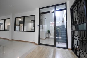 Vista frontal de la propiedad por la tarde o noche