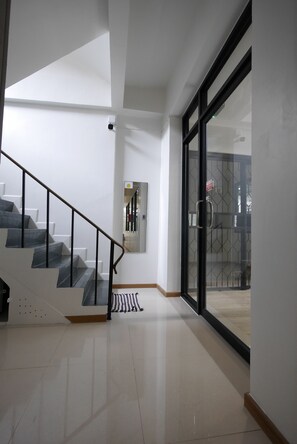 Vista frontal de la propiedad por la tarde o noche