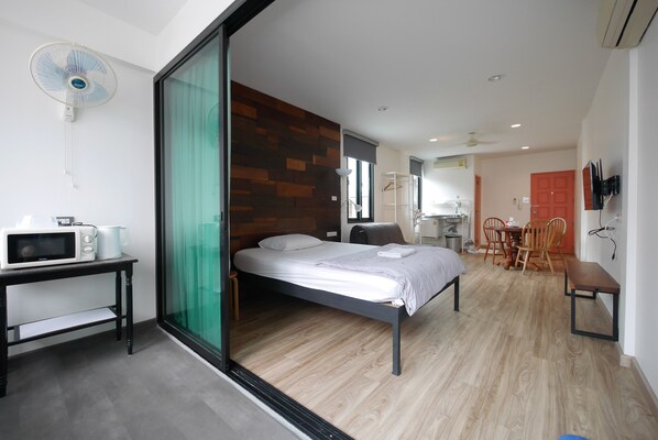 Estudio, balcón, vista a la ciudad | Balcón