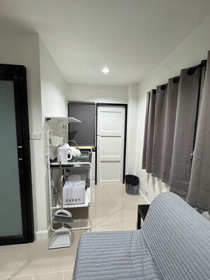 Camera singola, balcone, vista città | Una scrivania, postazione laptop, Wi-Fi gratuito