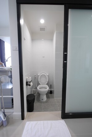 Standard Single Room | Bathroom | Shower, hair dryer, towels, soap - Lee Home Bangkok (Bangkok)