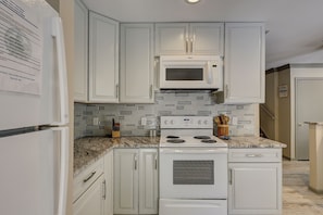 Fridge, microwave, stovetop, dishwasher - Sunset Rentals | 5 Rice Lane | Dog Friendly (Hilton Head Island)