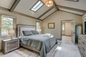 4 bedrooms, desk, iron/ironing board, internet - Sunset Rentals | 5 Rice Lane | Dog Friendly (Hilton Head Island)