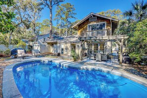 A heated pool - Sunset Rentals | 5 Rice Lane | Dog Friendly (Hilton Head Island)
