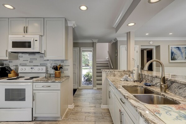 Fridge, microwave, stovetop, dishwasher