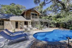 A heated pool - Sunset Rentals | 5 Rice Lane | Dog Friendly (Hilton Head Island)