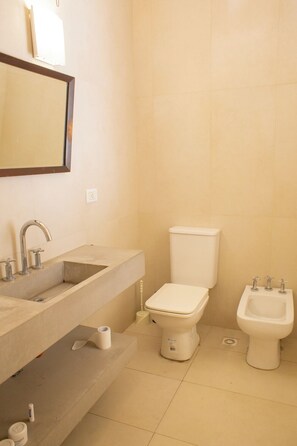 Secadora de cabello, bidet, toallas, jabón 