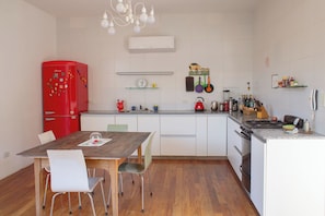 Fridge, oven, stovetop, coffee/tea maker