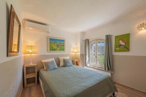 5 bedrooms, iron/ironing board, travel crib, bed sheets