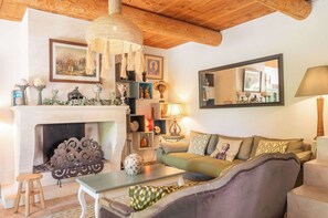 テレビ、暖炉、書斎 / ワークスペース