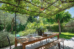 屋外ダイニングエリア