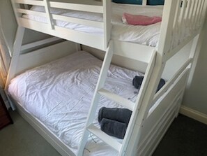 2 chambres, fer et planche Ă repasser, Wi-Fi, literie fournie
