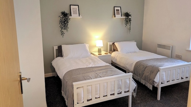 2 bedrooms, iron/ironing board, WiFi, bed sheets - Ground Floor Apartment - Cloisters Coastal Escape (East Riding of Yorkshire)