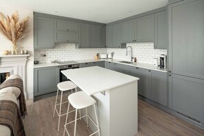 Fridge, microwave, oven, stovetop - Stylish Crouch End 2B2B Flat - Sleeps 4 (Greater London)