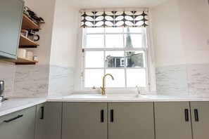 Fridge, microwave, oven, stovetop - Elegant 3BD Georgian Retreat in Perth City Centre (Perth and Kinross)