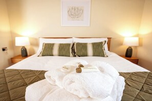 3 bedrooms, iron/ironing board, WiFi, bed sheets - Elegant 3BD Georgian Retreat in Perth City Centre (Perth and Kinross)