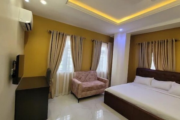 Signature Room, Non Smoking, Courtyard View | Desk, laptop workspace