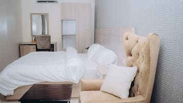 Signature Room, Non Smoking, Courtyard View | Desk, laptop workspace