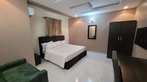 Desk, laptop workspace - Riverview Hotel and Suites (Ife)