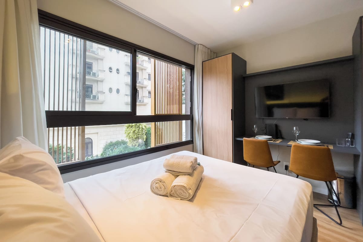 Studio | Rideaux dâobscurcissement, fer et planche Ă repasser