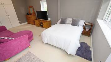 4 bedrooms, iron/ironing board, WiFi, bed sheets