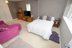 4 bedrooms, iron/ironing board, WiFi, bed sheets