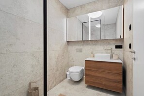 Apartemen Mewah | Kamar mandi | Shower, perlengkapan mandi gratis, pengering rambut, dan handuk