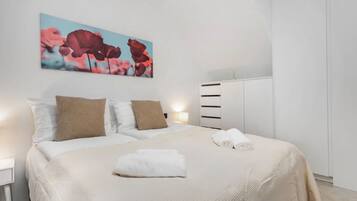 Apartemen Mewah, balkon, pemandangan kota | 2 kamar tidur, meja kerja, kedap suara, dan setrika/meja setrika