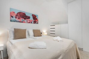 Apartemen Mewah, balkon, pemandangan kota | 2 kamar tidur, meja kerja, kedap suara, dan setrika/meja setrika