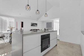 Appartement Luxe | Cuisine privée | Grand réfrigérateur, four, plaque de cuisson