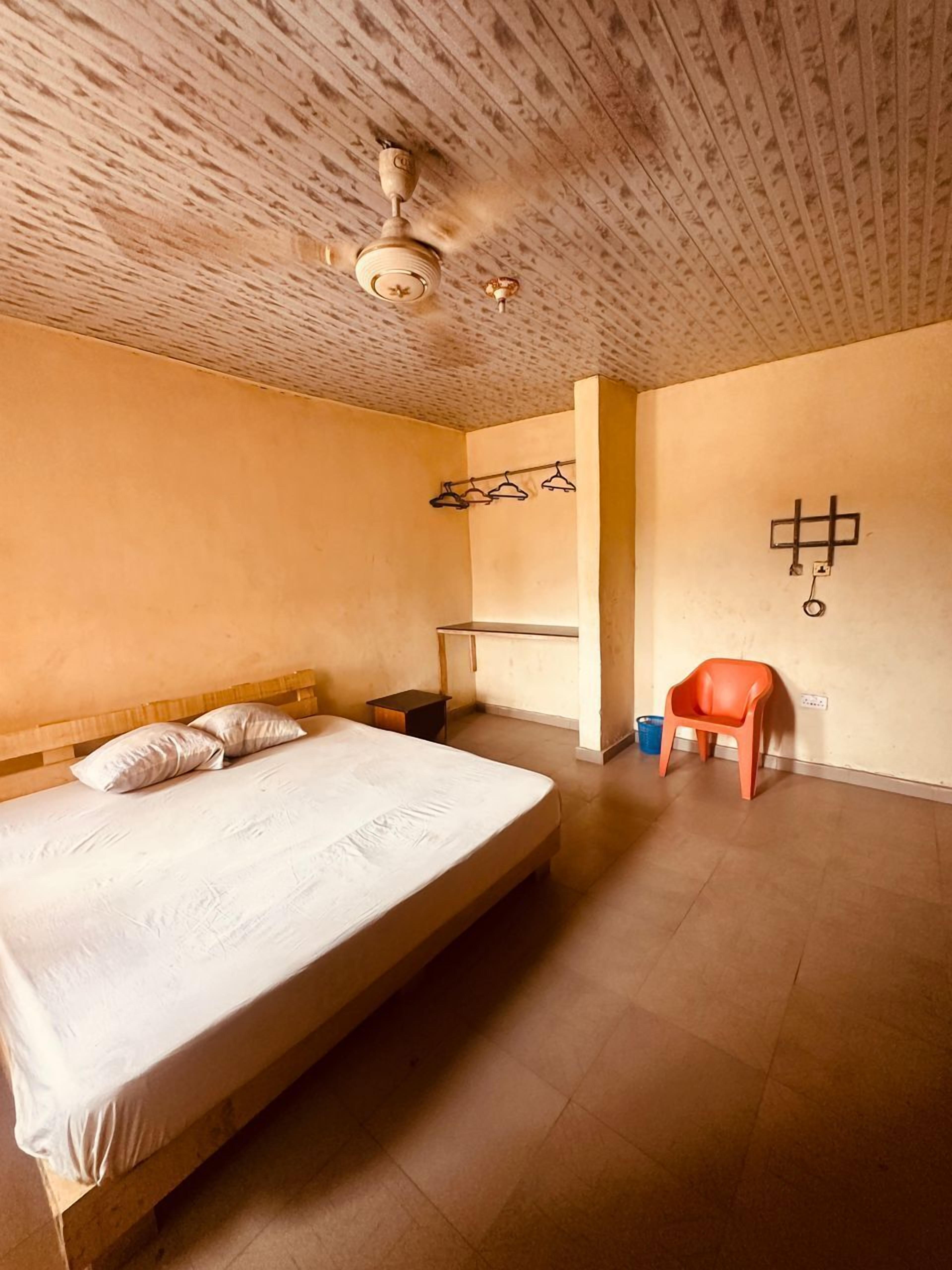 Basic-enkeltværelse - udsigt til gårdsplads | Skrivebord, arbejdsområde til bærbare computere