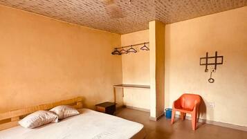 Habitació individual bàsica, vistes al pati | Escriptori i espai de treball apte per a portàtils