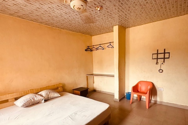 Kamar Single Basic, pemandangan halaman | Meja kerja dan ruang kerja ramah laptop