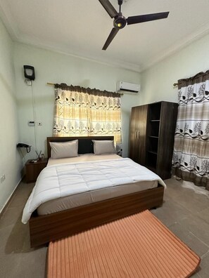 Classic Apartment, City View | Bathroom | Towels, soap, shampoo, toilet paper