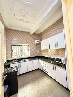 Kjøleskap, mikrobølgeovn, ovn og kokeplater