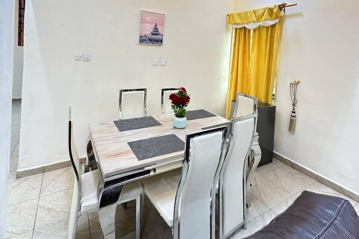 Superior-Apartment | Essbereich im Zimmer