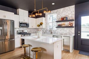 Fridge, microwave, oven, stovetop - The Gilded Getaway - Book for CMA Fest! (Nashville)