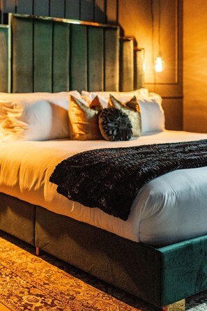 4 bedrooms, iron/ironing board, free WiFi, bed sheets - The Gilded Getaway - Book for CMA Fest! (Nashville)