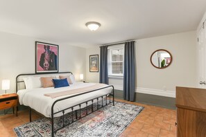 2 bedrooms, desk, iron/ironing board, WiFi - Cute 2 Bedroom Close to Streetcar & Restaurants (New Orleans)