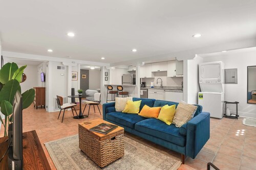 Cute 2 Bedroom Close to Streetcar & Restaurants