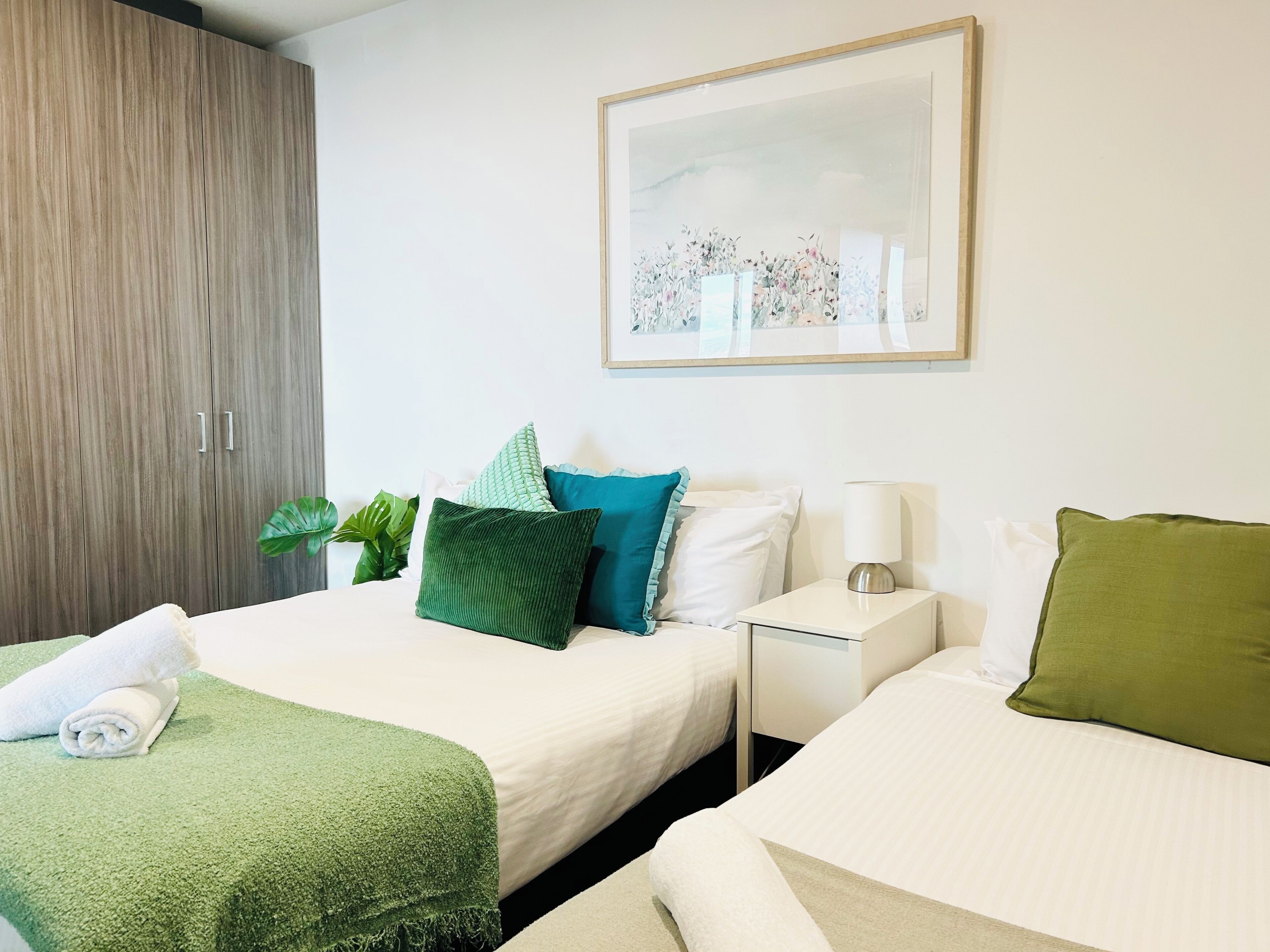 2 soverom, skrivebord, strykejern/-brett og reiseseng for barn