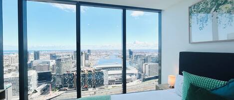 2 Schlafzimmer, Schreibtisch, Bügeleisen/Bügelbrett, Reisekinderbett