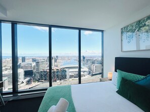 2 chambres, bureau, fer et planche à repasser, lit de bébé portatif