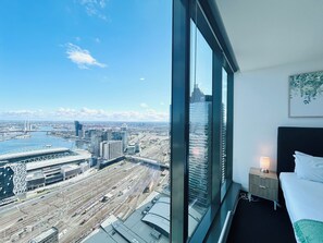 2 bedrooms, desk, iron/ironing board, travel crib - SeaView/2Baths/Balcony/1 Min To Southern Cross Station/FREE(Pool/Sauna/GYM/Tram) (Melbourne)
